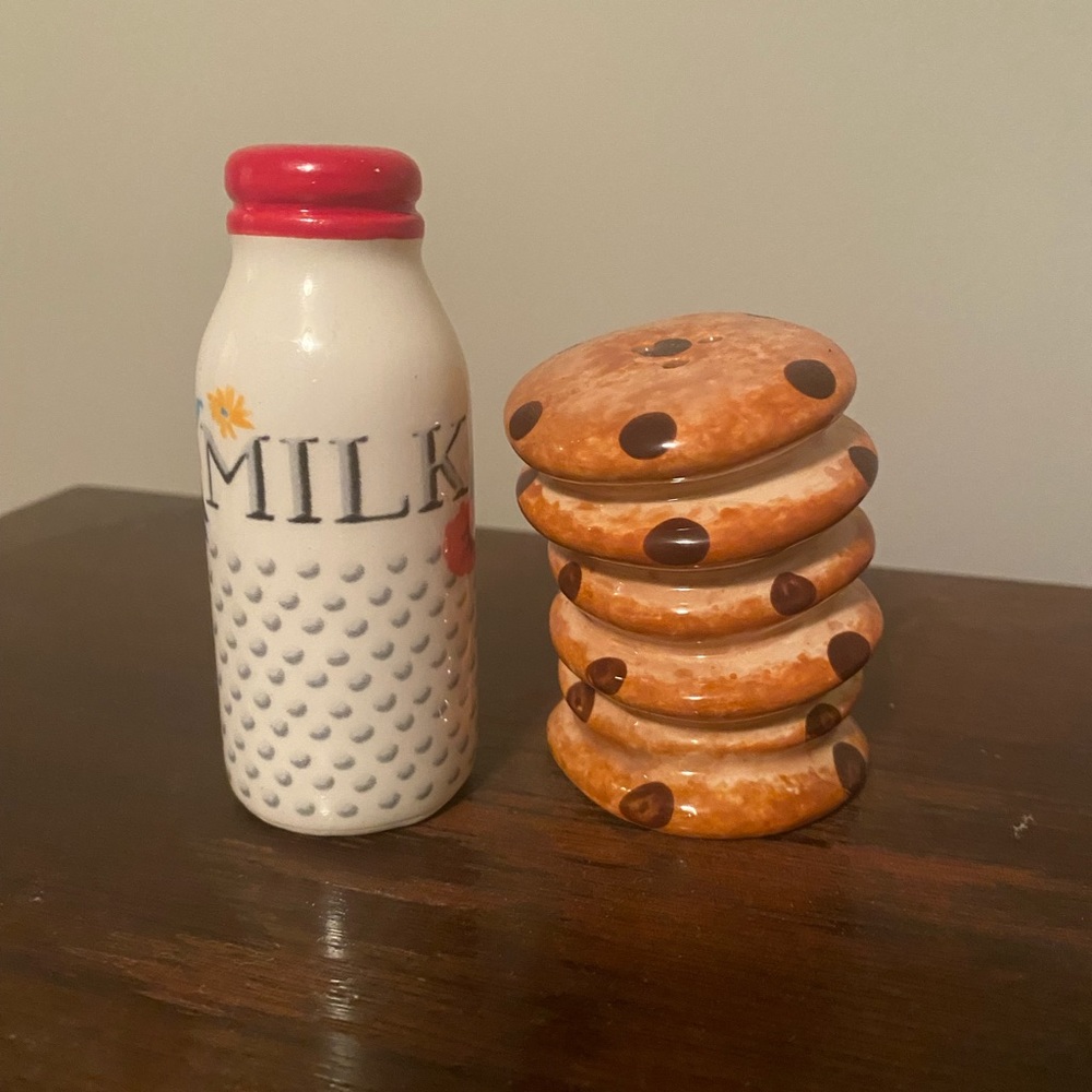 Pioneer Woman Milk and Cookies salt and pepper shakers
